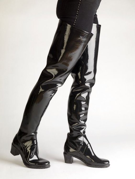 Climat is changing. There is a lot of rain, it's time to move on to rubber boots. Does anyone know where<a href="/tag/keicars"class="tags"><span>#keicars</span></a>