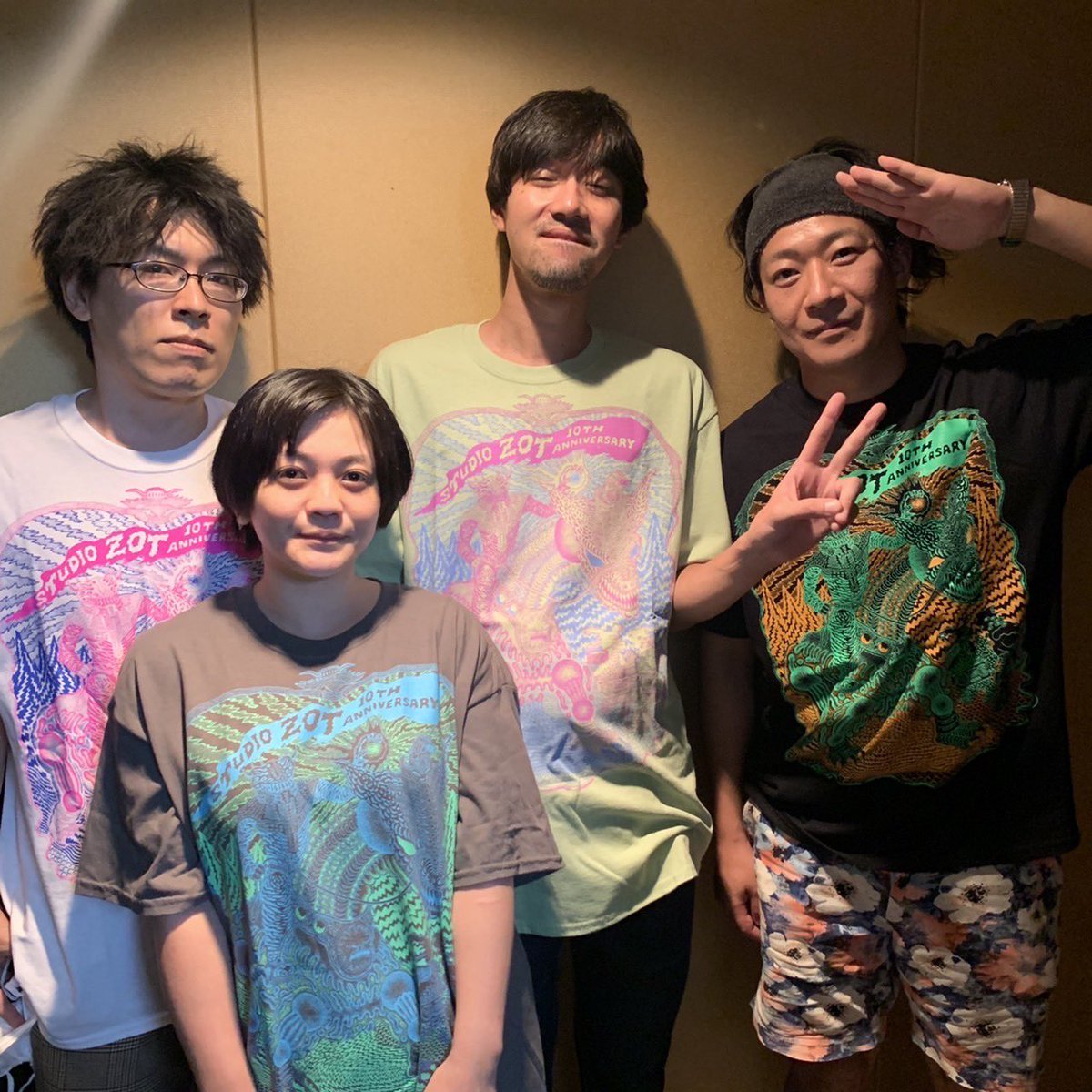 wagatsuma_songs's tweet image. 今日はstudio Zotでレコーディング。
楽しかった。
色違いの ZotTシャツで記念撮影📷
#studiozot 
#paless