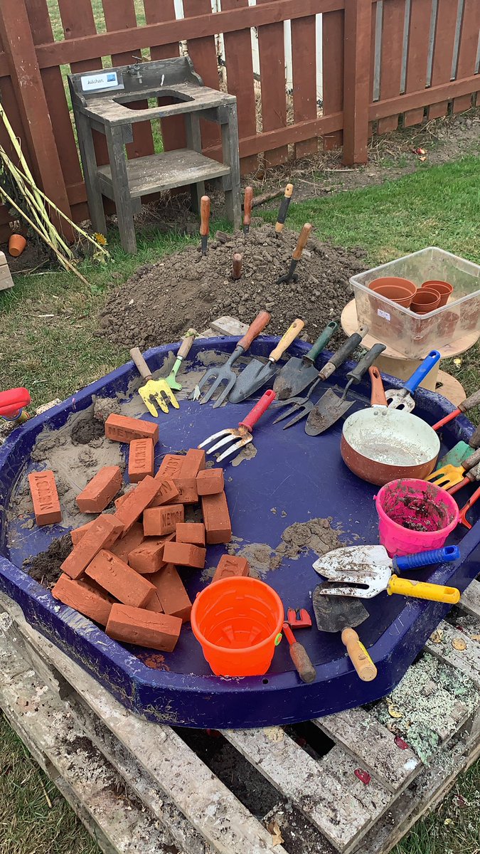 ShonetteBason's tweet photo. @NewbyLeisureLtd beautiful mini bricks providing enhancement for our building work (not ours!) going on in field next to us! Wait till you see what the real builders are doing for us today! #spreadthehappiness #lovebuilders #wagonwheels https://t.co/xrSP7NR8rC