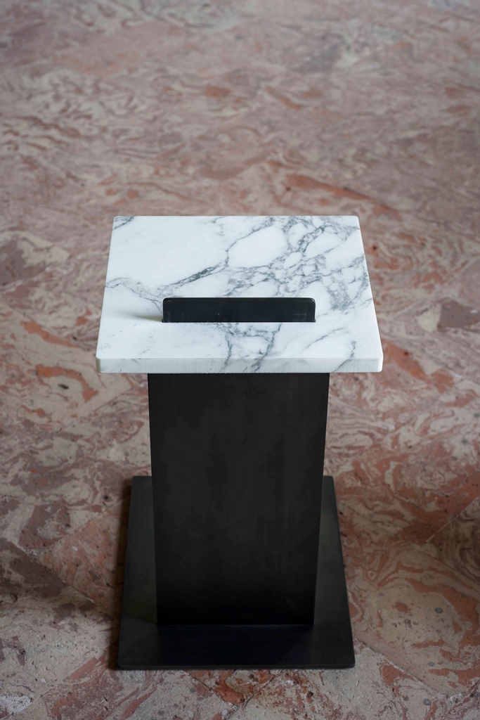 TomFaulkner's tweet image. The Edge Side Table carries a sleek, contemporary feel without sacrificing character. Its unique interlocking geometry sets it apart, while the range of materials on offer makes it personal. 

#bespokefurniture #modernsidetable #marblesidetable #handmadefurniture #metaltable
