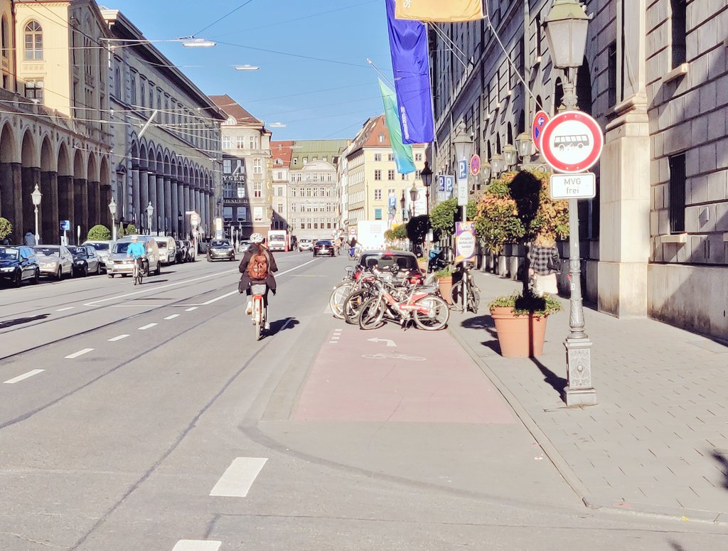 Auerismus's tweet photo. Mein neuer Favorit unter den Münchner Radwegen. Ernsthaft: Man kann auch für wenig dankbar sein. Fällt mir nur gerade schwer. #Fahrradhauptstadt #Radlring #maßnahmen #Grantler https://t.co/tQ0HCdMTfF