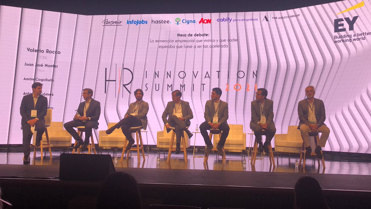 gestiontalent10's tweet photo. Mesa muy top sobre #reinvencion e innovación no tecnológica en #HRIS21, hay algo que llama la atención no? https://t.co/Vy869weah5
