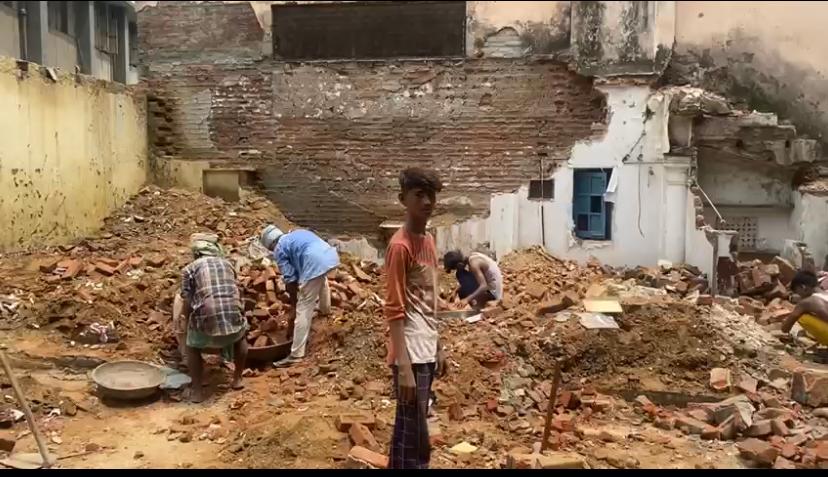 hiteshshankar's tweet image. दिल्ली के मुस्लिम बहुल नूर नगर में एक मंदिर को ध्वस्त करने के बाद निशान तक मिटाए जा रहे हैं।
मंदिर गिराने वालों को मंदिर वहीं बनाना होगा!
@AmitShah 
@ArvindKejriwal 
@AlokKumarLIVE