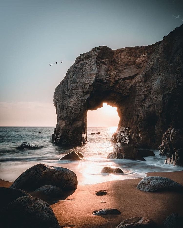 🌊 L’écume du jour 😉
#MagnifiqueBretagne #SaintPierreQuiberon #PortBlanc #arche 

© alann_bgt