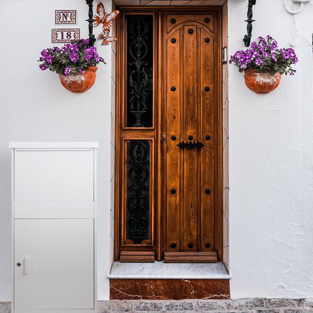 PennParcelBox's tweet image. Parcel boxes don&apos;t have to look unsightly and bulky. Our white parcel box looks great here! 🏡

#parcels #parceldelivery #parcelboxes #contactlessdelivery #deliveryman #postman #homedelivery #packagetheft #parceltheft #porchpiracy #postboxes