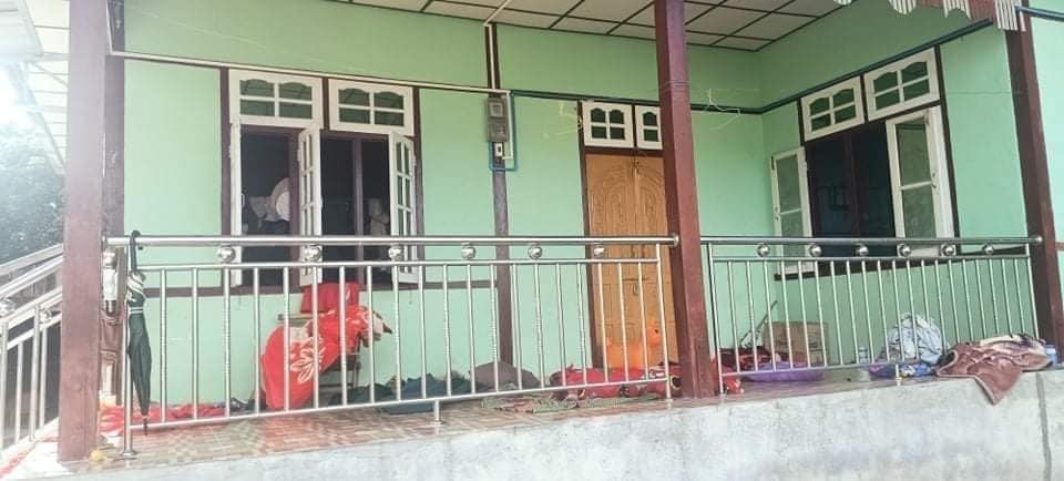 IrrawaddyNews's tweet photo. Valuables, including motorbikes and fridges, were stolen on Wednesday from villages along the highway linking Demoso and Loikaw in Kayah State. Residents of the villages have fled following fighting between junta forces and civilian resistance fighters.(Photo: News Light Karenni) https://t.co/myP37V7ov3