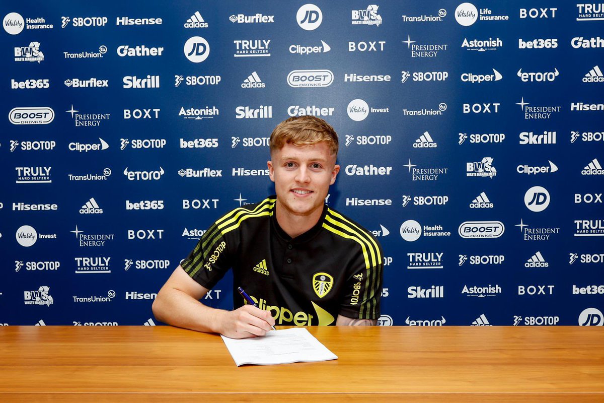 Delighted to sign a new contract the hard work continues ❤️⚽️ <a href="/LUFC/">Leeds United</a>