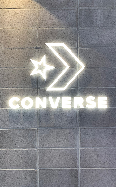 themastermakers's tweet photo. En @MasterMakers nos gusta recordar proyectos de los que nos sentimos orgullosos. Fue un lujo trabajar con @Converse  en SOL... y preparando ya un nuevo proyecto !

@elcorteingles  #zapatillas #diseñointeriores #makeithappen #themastermakers https://t.co/XuJm1XIaV4