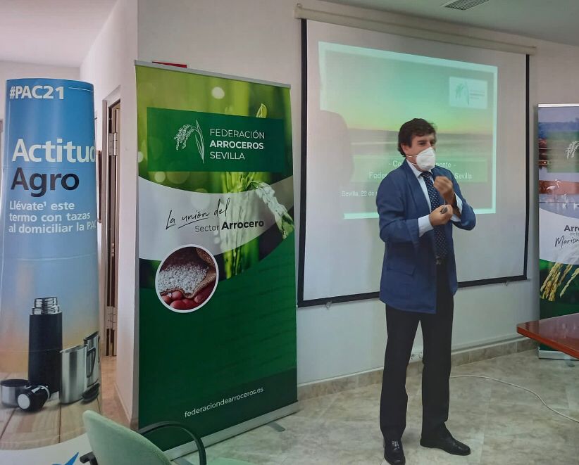 Hoy nos encontramos en el 1º Comité Permanente de la Federación de #Arroceros de #Sevilla, exponiendo la oferta de valor #AgroBank y la #Agrotarjeta como solución a la tesorería de las explotaciones #agrarias

🗣️ Alberto Olivares y Antonio de León, de la DT And. Occidental-Extr