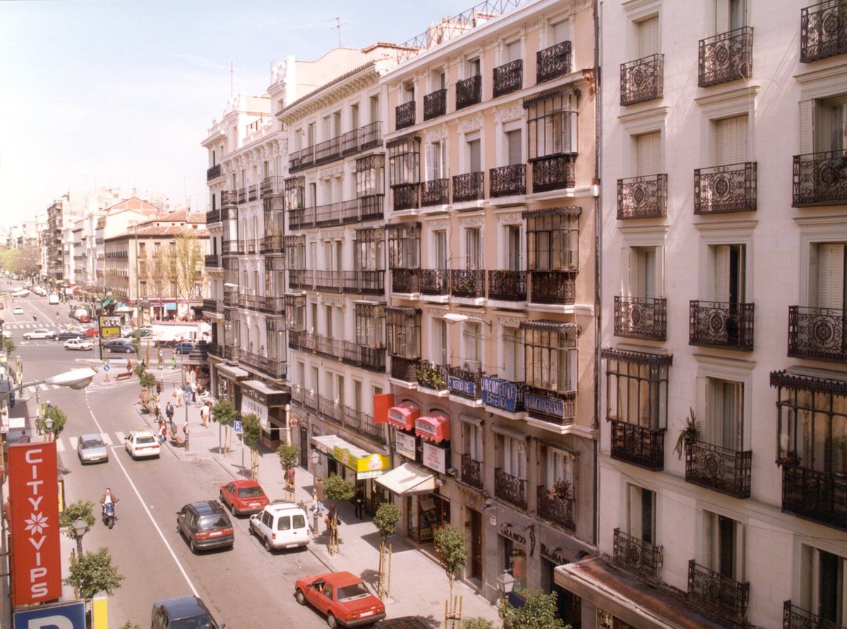 emvsmadrid's tweet photo. La #EMVS también actuó en otro de los ejes históricos de la ciudad: la calle Fuencarral, entre la plaza de Barceló y la Gran Vía. En total se actuó sobre 14 edificios de la calle Fuencarral, así como a los números 2 de las calles De las Infantas y Santa Bárbara. #40emvs #vivienda https://t.co/gGg6uMRNwn