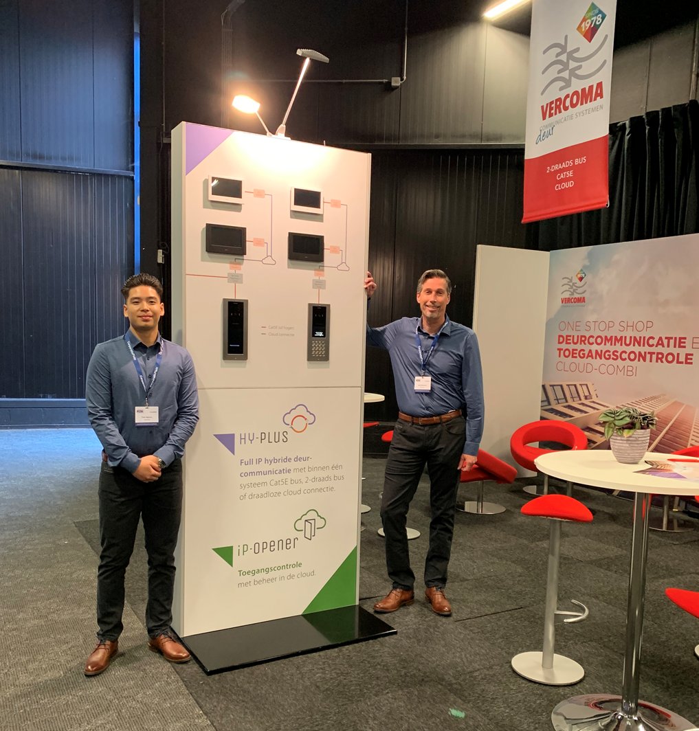Toan, Andy (&amp;📸 Arjan) praten u op het #Corporatieplein2021 bij over Hy-Plus. Hybride #deurcommunicatie waarbij gekozen kan worden tussen - of gecombineerd kan worden met - een Cat5e BUS, een 2-draads BUS of een draadloze infrastructuur. Hy-Plus zet de toon voor de toekomst!