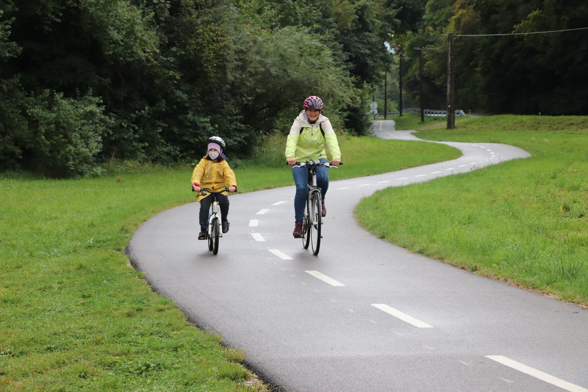 trencianskazupa's tweet photo. ➡️ Svetový deň bez áut sme oslávili symbolicky najmä ekologicky 👍🚴
Viac na: https://t.co/sP1TvIOwr1
#TSK #trencianskykraj #Mobility #MobilityWeek #cycling #ekologicky #bikes #trencianskazupa #bezaut #environment #cyklistika #transportation https://t.co/5WScbUxtPd