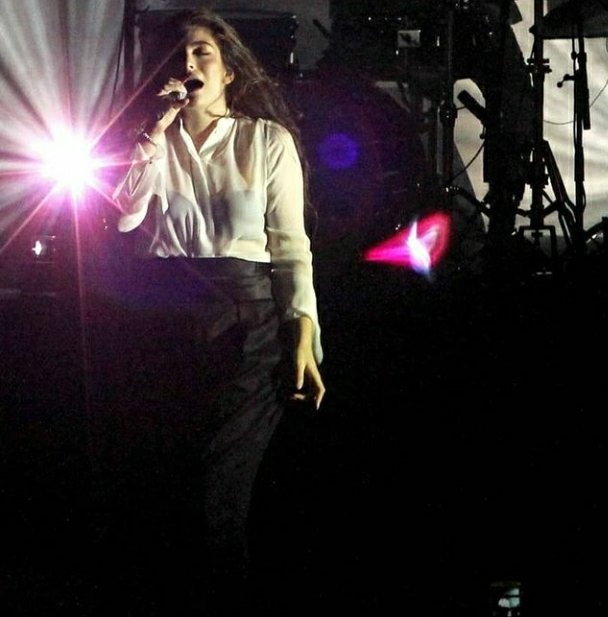 fixedlorde_t's tweet photo. 23 Sept 2014 - #LordeHistory 
@lorde performed at LC Pavillion in #Colombus, US. First show in Ohio. Majical Cloudz opened the set. Royals was played differently compared to the album version. Ella played a 15 song set in support of Pure Heroine.
📸 : Mark Batke https://t.co/NG5sGFvVlX