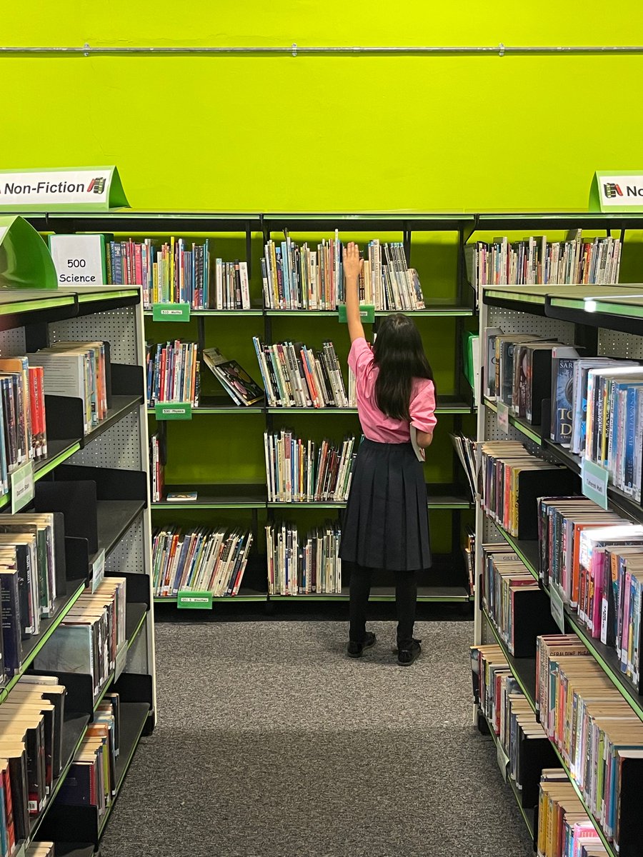 ENGLISHHAB2's tweet photo. Our #FabHAB Librarian Ms Morris welcoming Year 7 students for a spot of Book borrowing 📚😀 - #LibraryLessonsRock #ReadingIsALifestyle 🥳 https://t.co/mU0bPJIb37