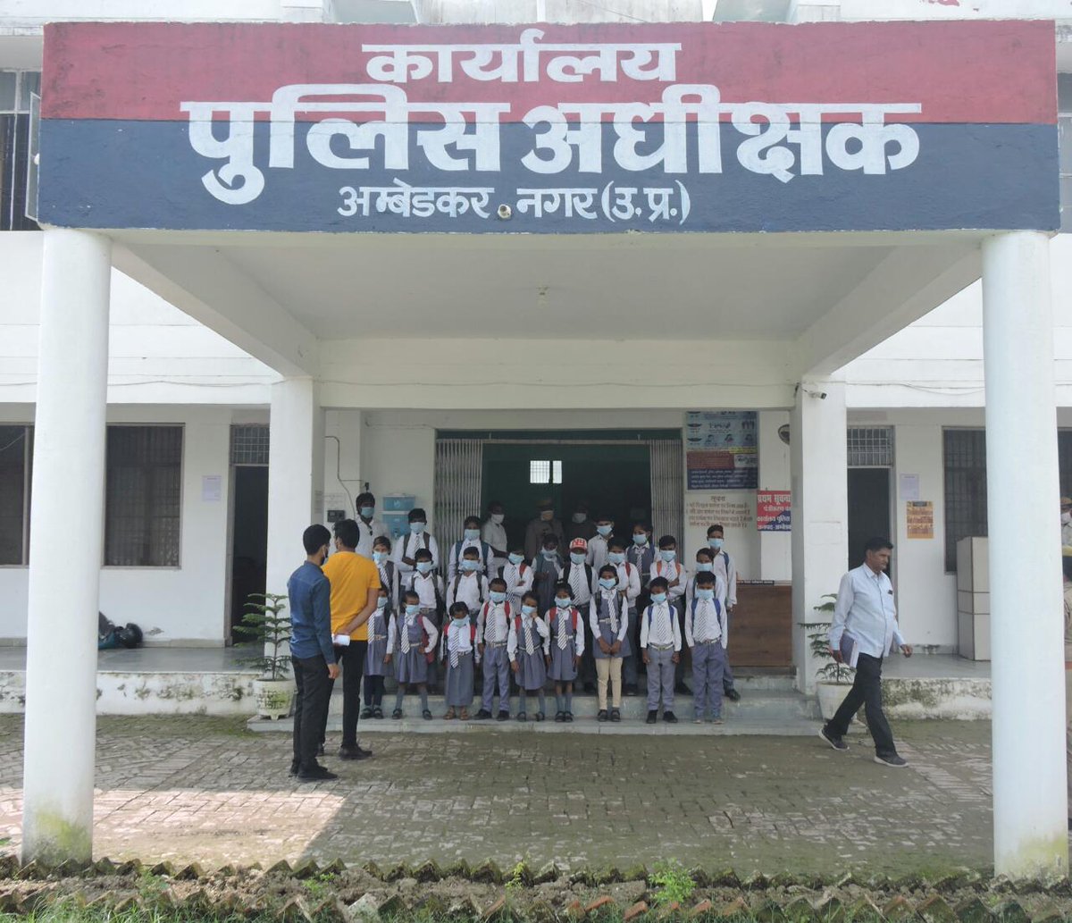 ambedkarnagrpol's tweet photo. आज दिनाँक 23.09.2021 को जनपद अम्बेडकरनगर पुलिस अधीक्षक श्री आलोक प्रियदर्शी तथा पीके चैरिटेबल ट्रस्ट के अध्यक्ष द्वारा गोंद लिए 26 बच्चों को कक्षा उन्नति होने के बाद 01 वर्ष का शिक्षण शुल्क,बस किराया तथा स्टेशनरी शुल्क की रसीद बच्चों के माता-पिता को उपलब्ध कराए गये। https://t.co/fMLZhZFti6