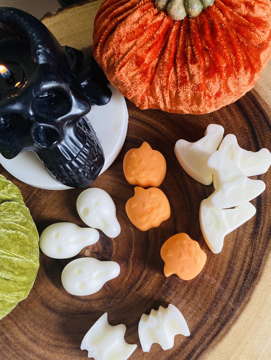 NoirFlamesCC's tweet photo. Our Autumn Amber Collection &amp; Noir Skulls are now available! 
Shop https://t.co/FUxS3qNI43 #candles #autumnvibes #halloweentime https://t.co/tIYwuBDEmP