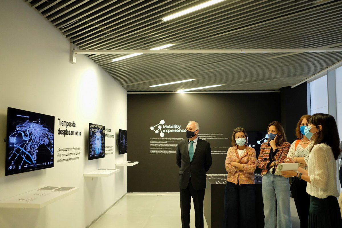 _usj_'s tweet photo. Ayer, @etopia_ acogió la inauguración de la exposición #MobilityExperience, un proyecto impulsado por la #USJ e @IbercajaSocial que experimenta con el multimedia y la gamificación a través de una instalación visual, interactiva y reactiva.
➡️ https://t.co/wgelUJxkhi https://t.co/q9EXq5UgLR