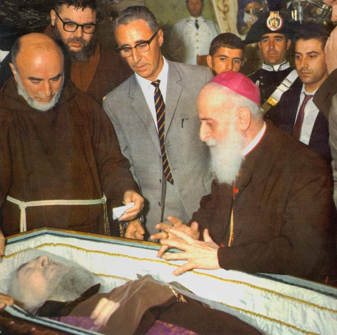 Sachinettiyil's tweet image. Around 100000 people attended Padre Pio&apos;s funeral on September 23, 1968.