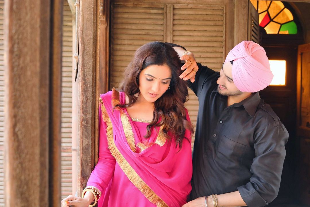 #RohanpreetSingh shares a BTS picture from his upcoming track with #JasminBhasin titled '#PeeneLageHo'