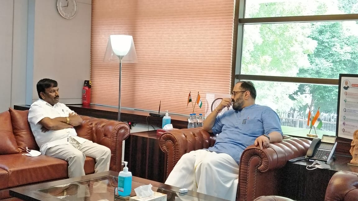 ANarayana_swamy's tweet image. Met Union Minister of State for
Skill Development and Entrepreneurship and Electronics and Information Technology @Rajeev_GoI Rajeev Chandrasekhar today and discussed issues related to implementation of various schemes and skill development programmes. @MSJEGOI @GoI_MeitY.