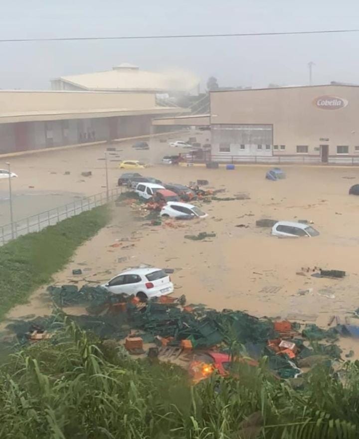 Meteohuelva's tweet photo. Llegan más imágenes impactantes desde Lepe. Estaban emitidos los avisos naranjas por fuertes lluvias pero ha caído demasiada agua en poco tiempo https://t.co/WN3HBMyQMA