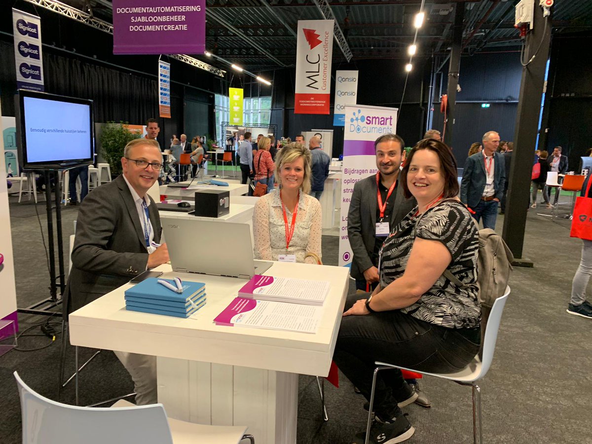 Onze accountmanager Raymond, hier in gesprek met bezoekers, is samen met collega's Ashish en Björn aanwezig op Corporatieplein in Houten. Ze zijn te vinden bij standnummer 34. Kom gezellig langs voor een bakje koffie, dan verzorgt één van de heren een demo van onze software!