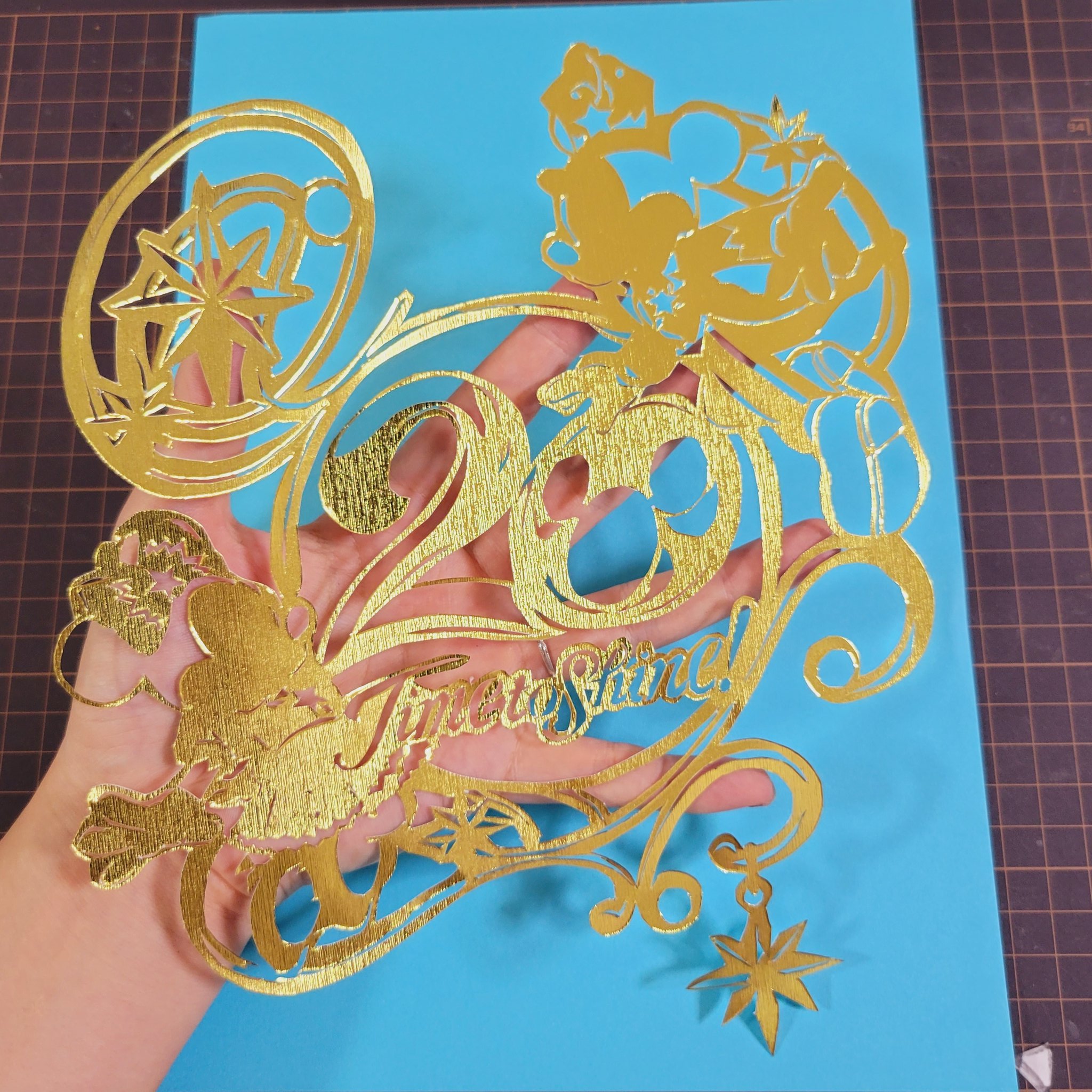 みぃ 休日の切り絵 ディズニーシー周年バッチの 絵柄で作りました 久しぶりに切り絵したから 楽しかった T Co Qja2yzq4ic Twitter