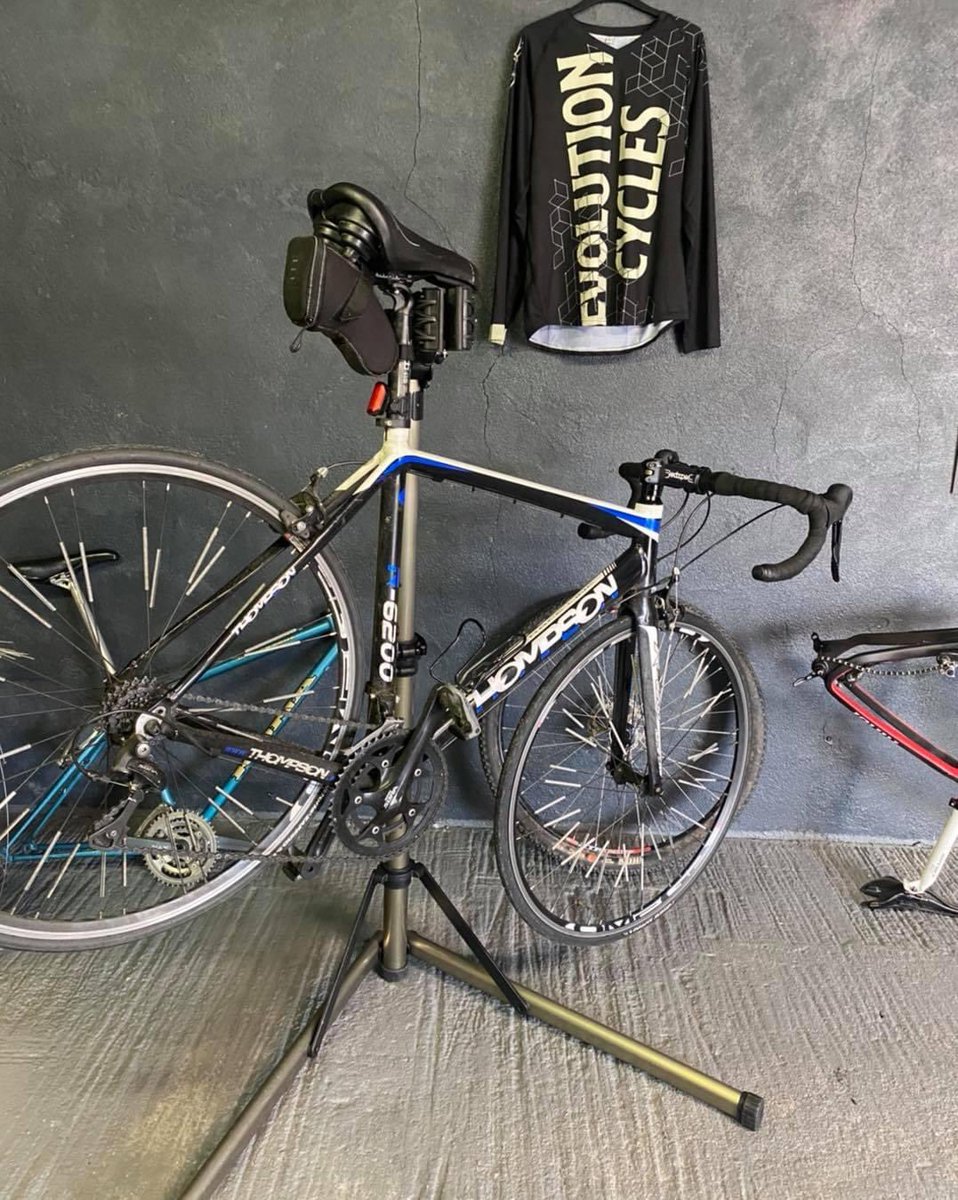 evocyclesie's tweet photo. There’s a few bikes in to me already today in Murroe but I’ve plenty of time for more more so keep them coming …. I also forgot to buy milk this morning so if anyone is coming and feeling generous and wants coffee ☕️ …. 😁

#evolutioncycles
#mobilebikerepair
#mobilebikeservice https://t.co/AadHYVLmX1