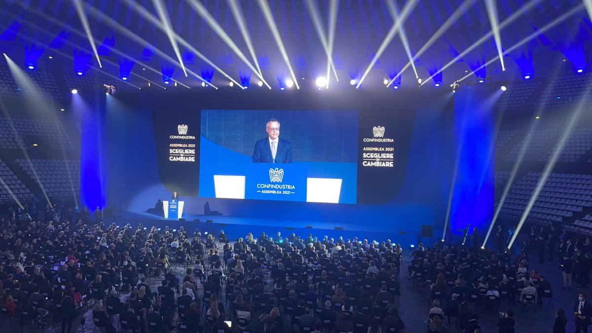 Poiché crediamo che il nuovo ammortizzatore universale debba essere assicurativo, tutti i nuovi soggetti beneficiari lo devono pagare in proporzione all’utilizzo. L’industria non può accettare di restare a far da bancomat - <a href="/CarloBonomi_/">Carlo Bonomi</a> #Confindustria2021 #ScegliereDiCambiare