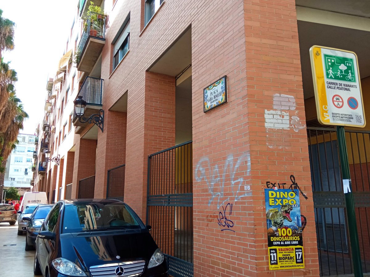 El_Tubab's tweet photo. Todos los días coches aparcados en la plaza impidiendo el paso 👨‍🦽🤰🛒🧑‍🦯

No me refiero a vehículos de carga y descarga. Me refiero a vehículos que pasan la noche aparcados ahí en ocasiones tapando las puertas de entrada a los edificios

¿El @AjuntamentVLC piensa hacer algo? https://t.co/AsaKEaT9kx