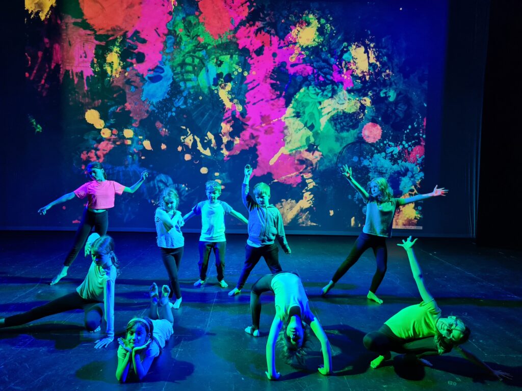 Want to know more about our Youth Arts classes and opportunities?💃🎭 Tune into @BBC_Cumbria this afternoon (3.30-3.50pm⏰) to find out more from our brilliant tutors, @_emilymoves and Emily Baxter! 

📻 Listen live here: bbc.co.uk/radiocumbria

#BreweryArtsLearning #Kendal