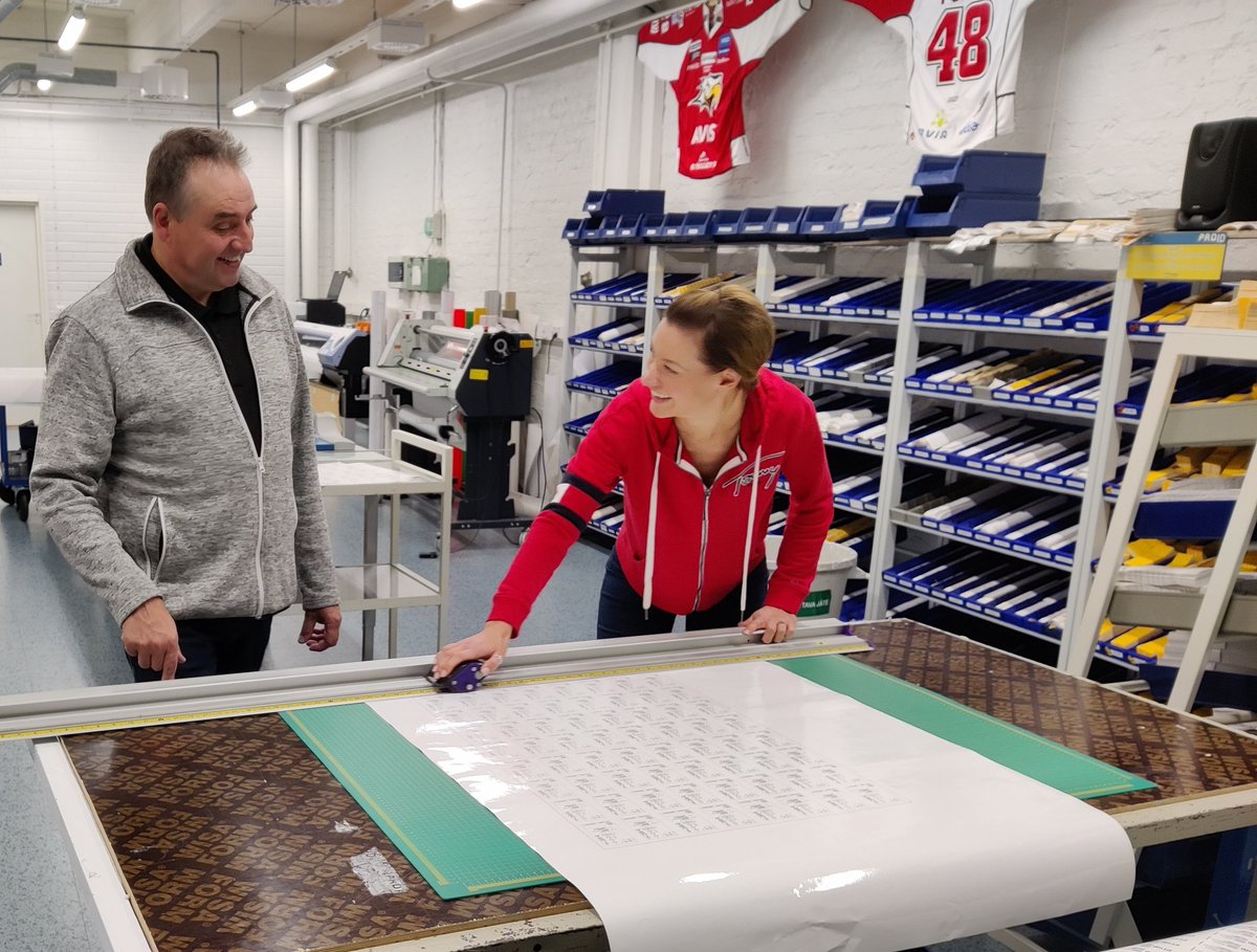 KiaLettelin's tweet image. Harjoittelijana @ProhocOy tytäryhtiöllä ,joka tekee kilpiä ja tarroja! Itseni mittainen leikkuri tarjosi sopivasti liikuntaa aamupäivään. Kiitos Erkki 😄 
#TutustuKolleganTyöhön #Prohoc #ProhocServices