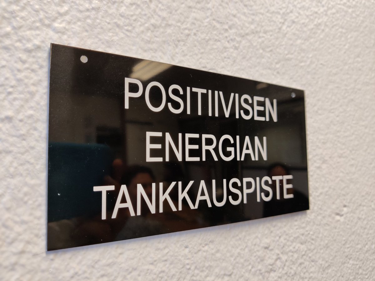 KiaLettelin's tweet image. Harjoittelijana @ProhocOy tytäryhtiöllä ,joka tekee kilpiä ja tarroja! Itseni mittainen leikkuri tarjosi sopivasti liikuntaa aamupäivään. Kiitos Erkki 😄 
#TutustuKolleganTyöhön #Prohoc #ProhocServices