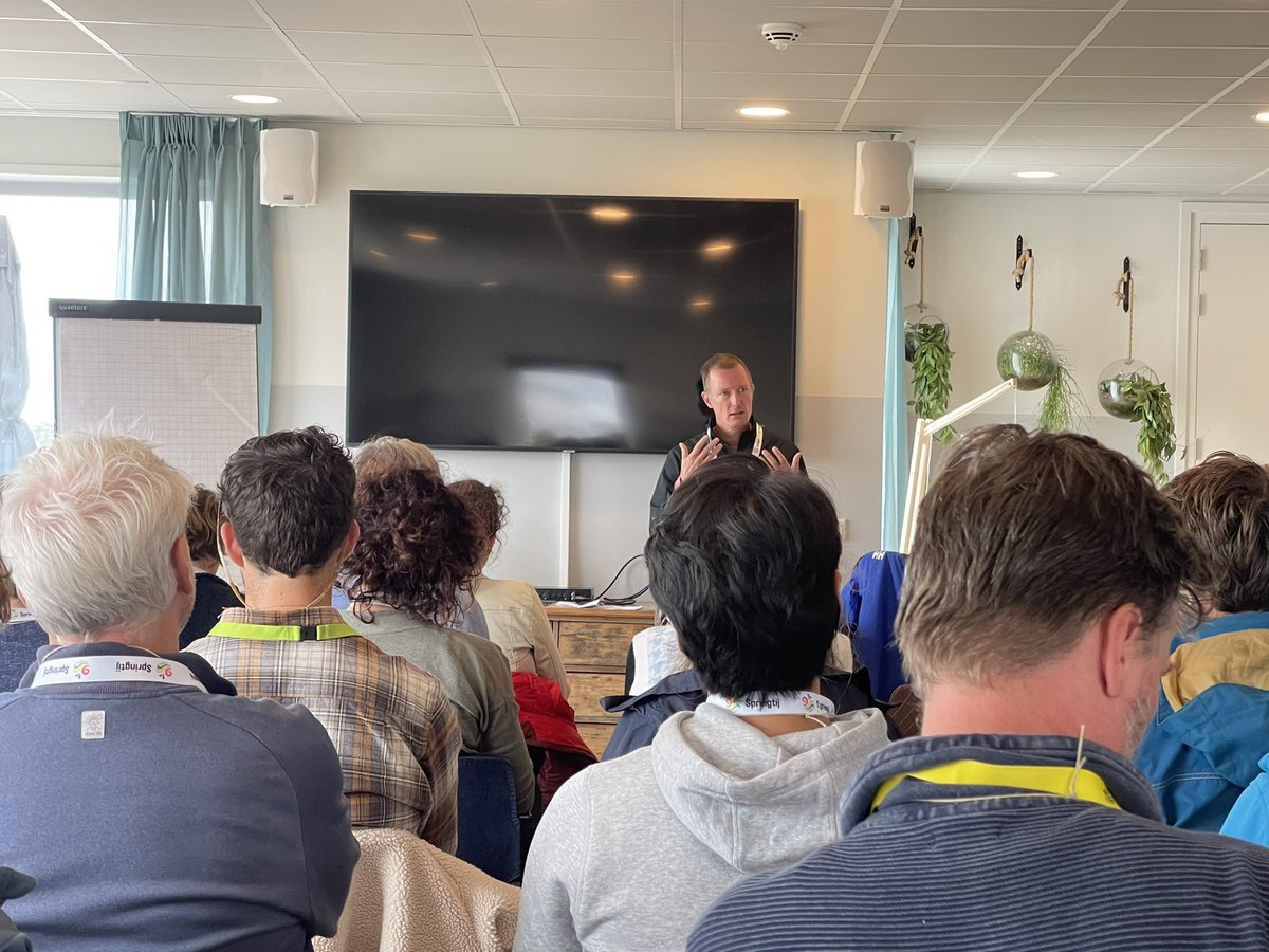 We hebben een hoogtestrategie nodig.  Waarin hoogte op waarde wordt geschat. Eigenaarschap rondom hoogte is daarvoor nodig. Op weg naar de ophoogbare stad #waterkastelen #governance Mark Niesten <a href="/DeltaresNL/">DeltaresNL</a> #springtij @StayokayTER