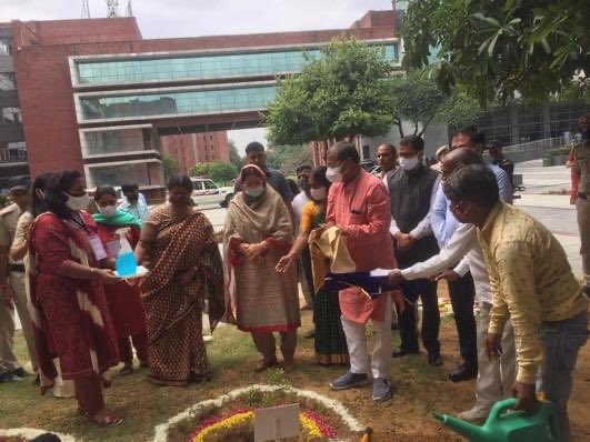 #POSHANMaah2021 
#AmritMahotsav 

MoS @MunjaparaDr Distributed nutrition kits to beneficiaries at Pachgaon Village, Haryana. Flagged off 'Poshan Rath' at Amity University. The chariot will go along rural paths and spread awareness of nutrition among rural women and children.