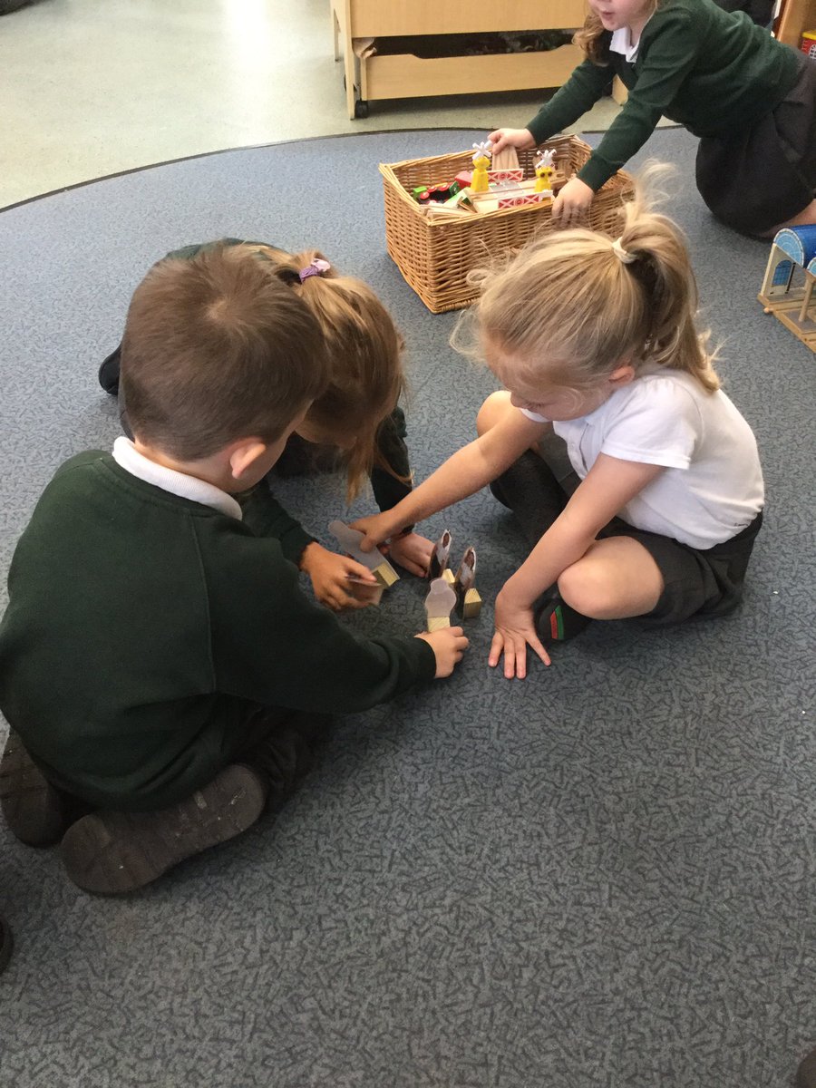 GatesPenguins's tweet photo. We are loving our new mini me’s in class today! They have been on trains, back in time to dinoland and building their own houses! The potential is endless! @ABCDoes #abcdoes #minime #eyfs #imagination #communicationandlanguage https://t.co/AV0SCaG6Lh