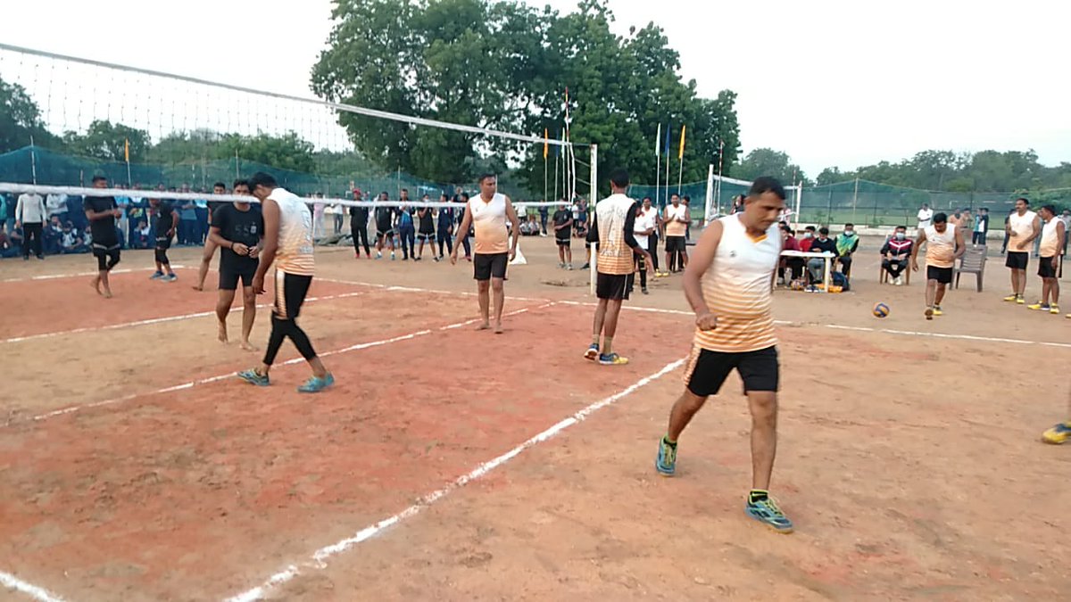 srpf15's tweet photo. રાજ્ય લેવલની રમત-ગમત સ્પર્ધાનું રાજ્યના પોલીસ વડાએ આયોજન કરેલ હતુ જે પૈકી Annual આર્મ્ડ યુનિટ ટ્રોફી અંતર્ગત આંતર જુથ વોલીબોલ ટુનામેન્ટનું આયોજન જુથ-૧૫ ખાતે થયેલ જેમાં Addl.DGP શ્રી રાજુ ભાર્ગવ નાઓના વરદ હસ્તે જુથ-૧૫ના સેનાપતિશ્રી તથા ટીમ ખેલાડીયોને ટ્રોફી એનાયત કરવામાં આવેલ. https://t.co/46MotYkRNi