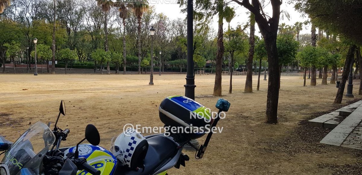 EmergenciasSev's tweet photo. 🔐12:00 h. Se procede al CIERRE PREVENTIVO de los parques públicos de #Sevilla 
🟧Aviso nivel NARANJA por Lluvias
🟨Aviso nivel AMARILLO por Tormentas.
⚠️Predicción de rachas de viento
Extrema las precauciones en los desplazamientos.
Sigue #InfoOficial 
#Gobernación @Ayto_Sevilla https://t.co/hTaG7EoP1w