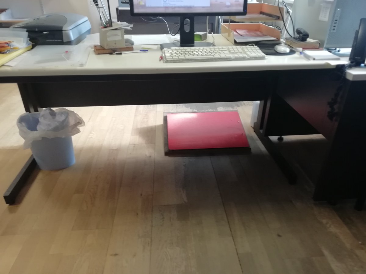 Ar werth: silffoedd haearn, silffoedd pren, desgiau swyddfa, byrddau, cabinet ffeiliau, £20; bwrdd cegin £30, papur llungopio A4, £10 am 2,000. Ffoniwch Gwasg y Bwthyn, Caernarfon, LL55 2BD 01286 672018 rhwng 8-4.30yp, Llun-Iau; 8-1yp Gwener gwasgybwthyn.cymru/siop.html