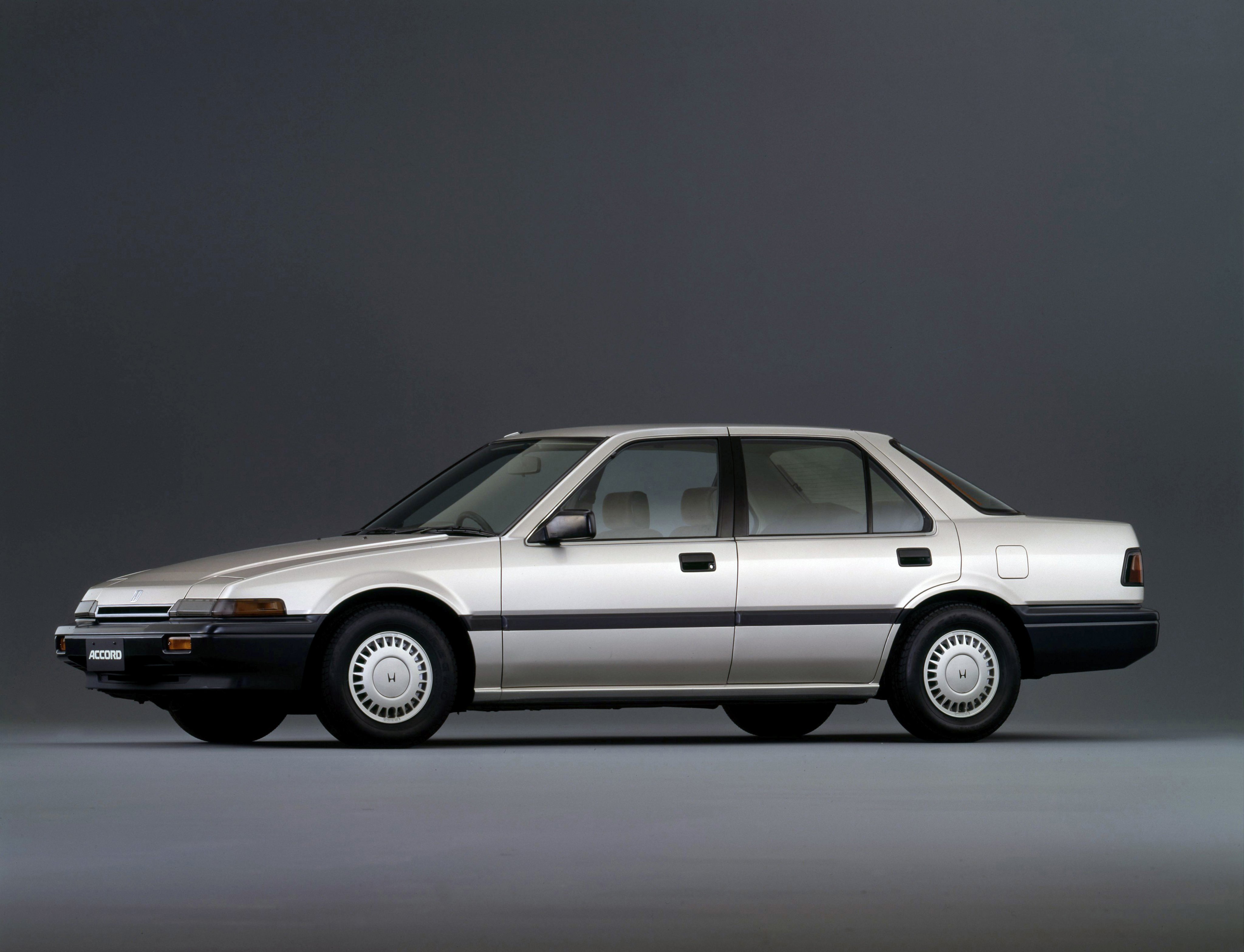 Honda History 歴代ホンダ車 1980年代 アコード セダン Ef 85 1985年6月 ホンダ独自の数々の新技術を導入し フルモデルチェンジ 3代目 アコード 誕生 1 8lsohc 2ndグレード Ef 水冷直列4気筒sohcエンジン 排気量1 9cc 最高出力110ps