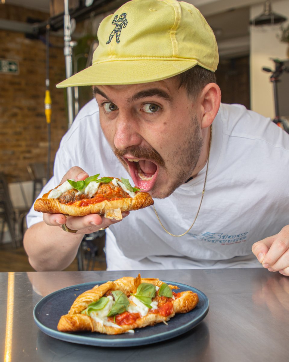 mobkitchen's tweet image. #AD These juicy meatballs have found their way inside some of @Pret's delicious All Butter Bake-At-Home Croissants along with some tomato sauce and melty mozzarella cheese. @whatwillycook is here to show you how. Full vid coming later x
#MOBKitchen #Pret #Meatball #Croissant