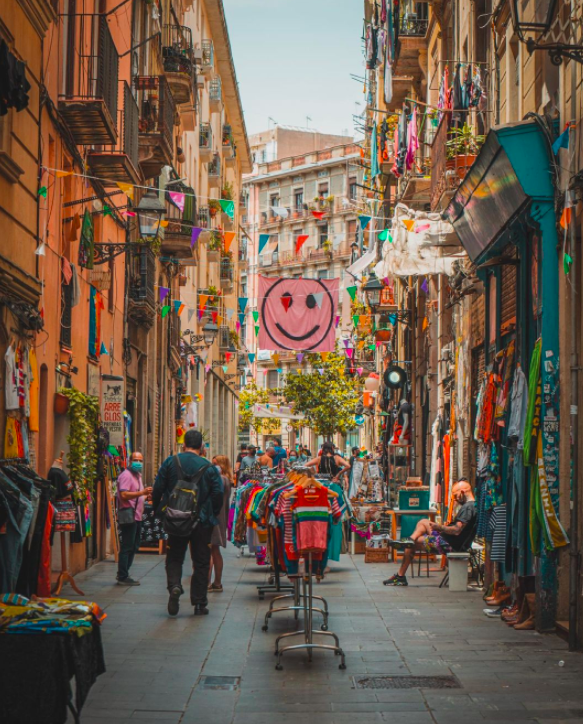 The vibrant and inviting neighborhood of Raval, what a shot... 📸

El vibrante y acogedor barrio del Raval, menuda fotografía… 📸

Instagram: <a href="/shootwithjuan/">shootwithjuan</a>