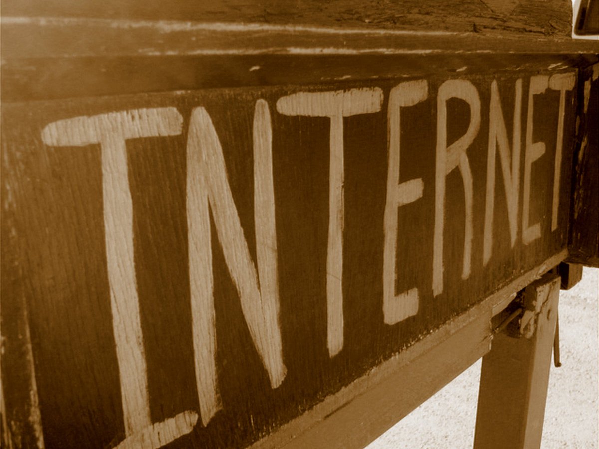 dorsettechchris's tweet image. Interesting Internet Facts:  Originally the internet was really only used by scientists, and the government, it wasn&apos;t until 1995 that commercial internet use started to take off.  #internetfacts #dorsetwebdesign #dorsetseo