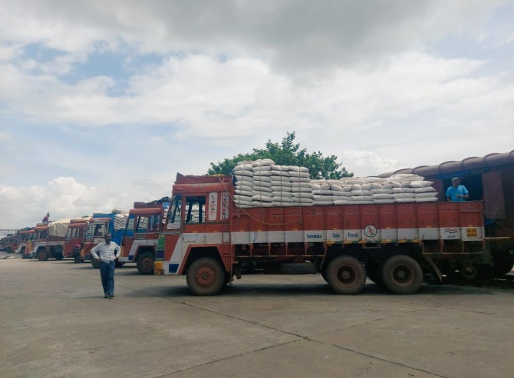 DrmMys's tweet image. With sustained efforts of #BusinessDevelopmentUnit, Mysuru Divn captured new stream of #freight traffic.

Fot the 1st time🥇RICE 🌾🌾is being loaded from Amaravathi colony of Mysuru Divn to Tarakeshwar in Howrah divn for a lead of 1978 kms &amp;amp; revenue of 30lakhs.

@SWRRLY