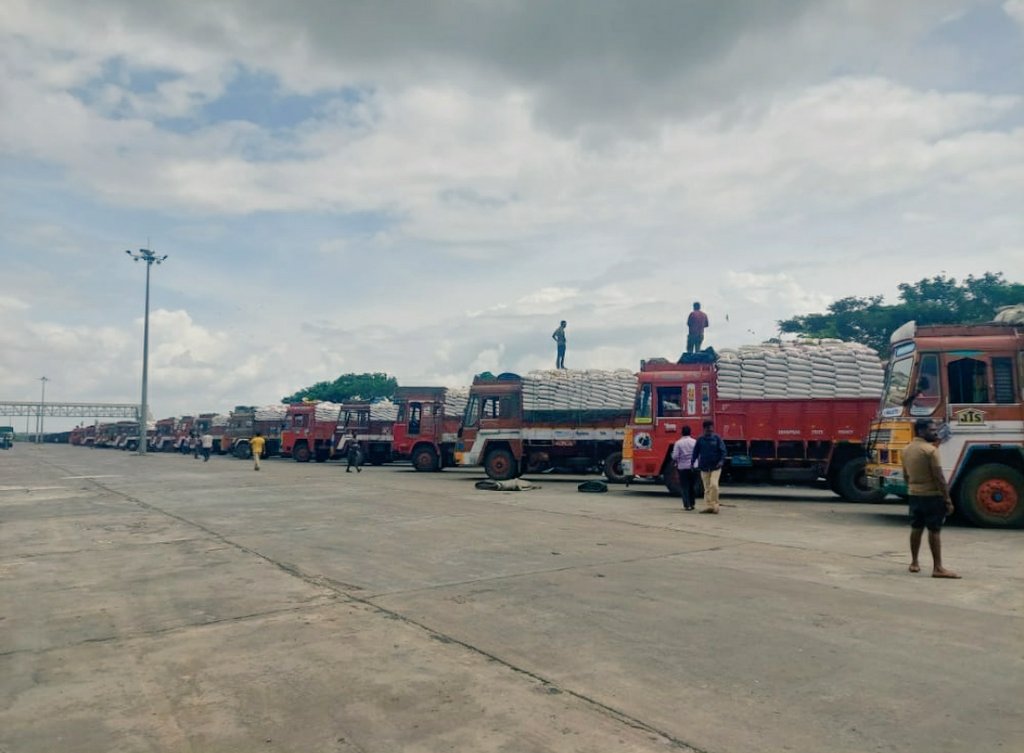 DrmMys's tweet image. With sustained efforts of #BusinessDevelopmentUnit, Mysuru Divn captured new stream of #freight traffic.

Fot the 1st time🥇RICE 🌾🌾is being loaded from Amaravathi colony of Mysuru Divn to Tarakeshwar in Howrah divn for a lead of 1978 kms &amp;amp; revenue of 30lakhs.

@SWRRLY