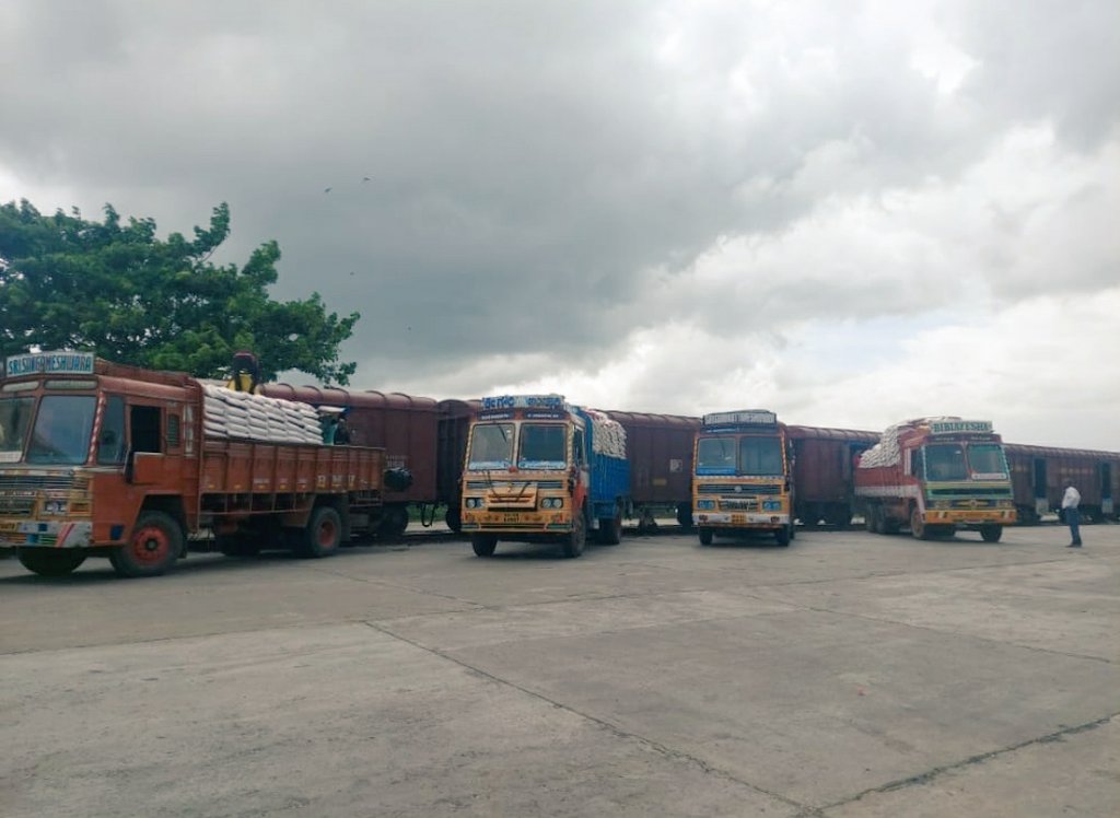 DrmMys's tweet image. With sustained efforts of #BusinessDevelopmentUnit, Mysuru Divn captured new stream of #freight traffic.

Fot the 1st time🥇RICE 🌾🌾is being loaded from Amaravathi colony of Mysuru Divn to Tarakeshwar in Howrah divn for a lead of 1978 kms &amp;amp; revenue of 30lakhs.

@SWRRLY