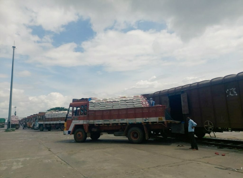 DrmMys's tweet image. With sustained efforts of #BusinessDevelopmentUnit, Mysuru Divn captured new stream of #freight traffic.

Fot the 1st time🥇RICE 🌾🌾is being loaded from Amaravathi colony of Mysuru Divn to Tarakeshwar in Howrah divn for a lead of 1978 kms &amp;amp; revenue of 30lakhs.

@SWRRLY