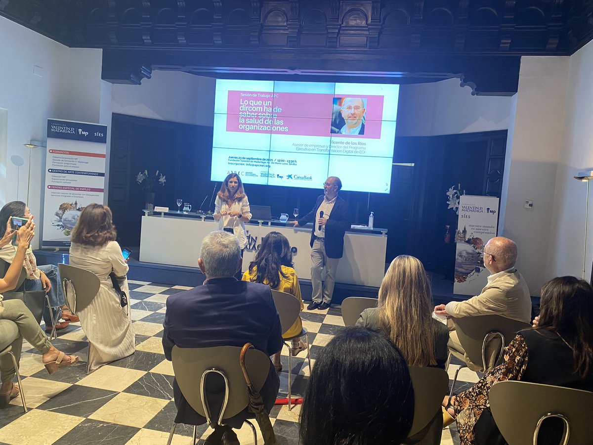 Destaca_te's tweet photo. Hoy en la sesión de trabajo de APC sobre lo que un dircom ha de saber sobre la salud de las organizaciones con Vicente de los Ríos #apc #dircom #periodismo #eoi #transformaciondigital @apcnet https://t.co/Tgv5WOCmOK
