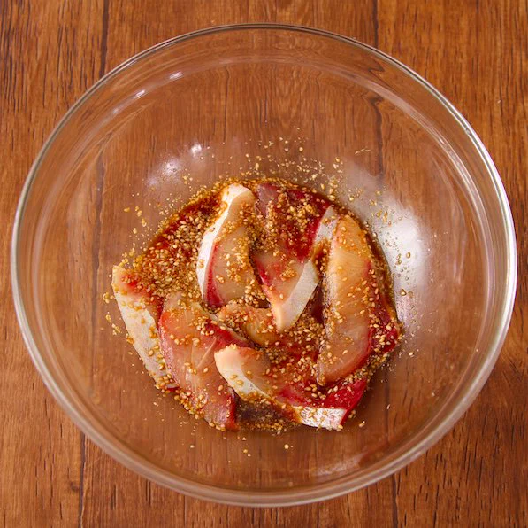 漬けダレもご飯+卵黄で美味しく消費出来ちゃう？！特製胡麻ダレで作る、お刺身の漬けレシピ！