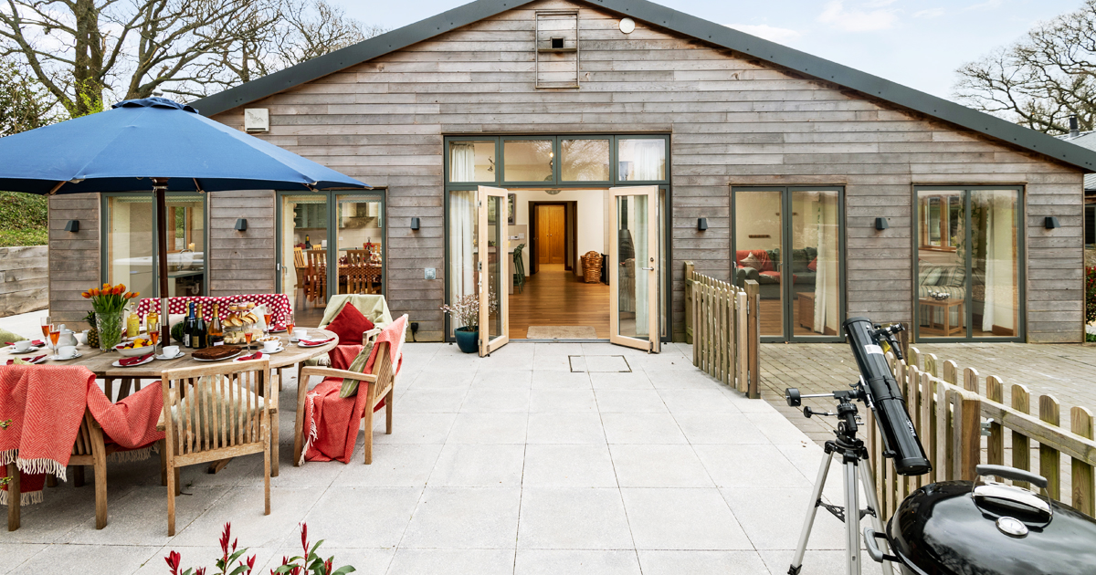 Wallops_Wood's tweet photo. Silver Birch, M3A accessible lodge. 4 en-suite bedrooms include 2 wetrooms. Sleeps 8 😍 
.
A home-from-home available for a week or 3 night stay from Fri 29 Oct 😊
https://t.co/bUkOpIKufu
.
#accessibleholidaycottage #wheelchairfriendly #poolhoist #accessibleparking #dogfriendly https://t.co/KsTDXd0gH8